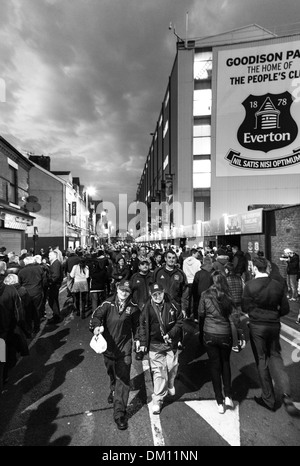 Per gli appassionati di calcio che arrivano a Goodison Park prima che il gioco tra Everton e Newcastle Utd. Liverpool, Regno Unito Foto Stock