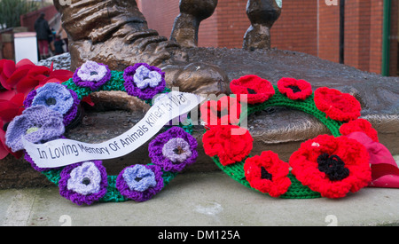 Memoriale di maglia ghirlande per gli animali uccisi in guerra, South Shields North East England, Regno Unito Foto Stock