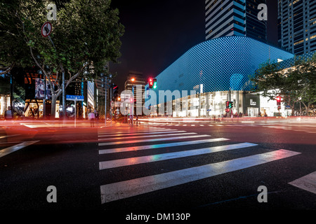 Hong Kong Plaza, hotspot Xintiandi di notte, Puxi, Shanghai, Cina Foto Stock