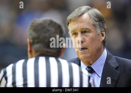 Gen 04, 2010 - Berkeley, California, Stati Uniti - 06 Gennaio 2010: Cal capo allenatore Mike Montgomery dà un ref un earfull durante il NCAA PAC-10 gioco di basket tra la UCLA Bruins e il Cal porta a Haas Pavilion di Berkeley, California. Dopo aver guidato la maggior parte del gioco, Cal è sceso a UCLA in 76-75 ore di lavoro straordinario. (Credito Immagine: © Matt Cohen/Southcreek globale/ZUMApress.com) Foto Stock