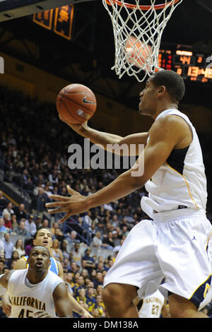 Gen 04, 2010 - Berkeley, California, Stati Uniti - 06 Gennaio 2010: Cal SR in avanti Jamal Boykin (10) passa per un layup durante il NCAA PAC-10 gioco di basket tra la UCLA Bruins e il Cal porta a Haas Pavilion di Berkeley, California. Dopo aver guidato la maggior parte del gioco, Cal è sceso a UCLA in 76-75 ore di lavoro straordinario. (Credito Immagine: © Matt Cohen/Southcreek globale/ZUMApress.com) Foto Stock