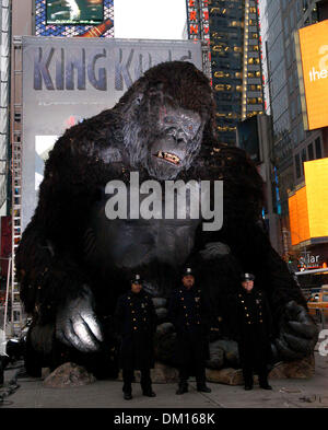 Ottobre 21, 2002 - New York NEW YORK - K46154AR.''KING KONG " NEW YORK PREMIERE CONFERENZA STAMPA.IN TIMES SQUARE a New York City 5-12-2005. ANDREA RENAULT-(Immagine di credito: © Globo foto/ZUMAPRESS.com) Foto Stock