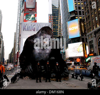 Ottobre 21, 2002 - New York NEW YORK - K46154AR.''KING KONG " NEW YORK PREMIERE CONFERENZA STAMPA.IN TIMES SQUARE a New York City 5-12-2005. ANDREA RENAULT-(Immagine di credito: © Globo foto/ZUMAPRESS.com) Foto Stock