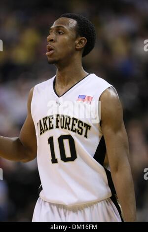 Febbraio 13, 2010 - WINSTON SALEM, North Carolina, Stati Uniti - 13 Febbraio 2010: In azione di gioco a Joel Coliseum Winston Salem North Carolina come Wake Forest Guard Ishmael Smith conduce il modo per la Deacs sul reato. Il Deacs avrebbe sconvolto le giacche 75-64. (Credito Immagine: © Jim Dedmon/Southcreek globale/ZUMApress.com) Foto Stock