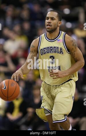 Febbraio 13, 2010 - WINSTON SALEM, North Carolina, Stati Uniti - 13 Febbraio 2010: In azione di gioco a Joel Coliseum Winston Salem North Carolina come Georgia Tech guard Maurice Miller porta la sfera upcourt durante una perdita ricalcato a Wake Forest 75-64. (Credito Immagine: © Jim Dedmon/Southcreek globale/ZUMApress.com) Foto Stock