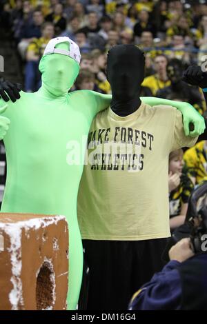 Febbraio 13, 2010 - WINSTON SALEM, North Carolina, Stati Uniti - 13 Febbraio 2010: In azione di gioco a Joel Coliseum Winston Salem North Carolina come due delle scie studenti ottenere pronto per l'inizio del loro team sconvolto conquistare le giacche, 75-64. (Credito Immagine: © Jim Dedmon/Southcreek globale/ZUMApress.com) Foto Stock