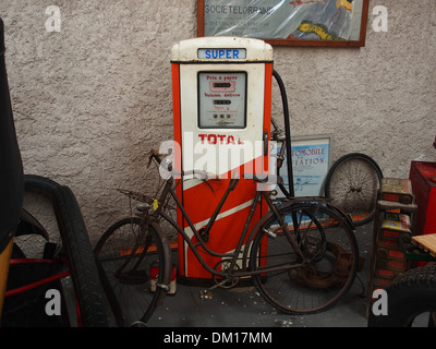 Totale, la vecchia pompa di benzina con noleggio biciclette parcheggiate nella parte anteriore di esso Foto Stock