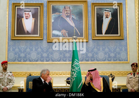 Il Segretario alla difesa degli Stati Uniti Chuck Hagel sotto la partecipa in un accogliente della cerimonia del tè con Saudi Arabian Vice Ministro della difesa Salman bin Sultan bin Abdulaziz Dicembre 9, 2013 a Riyadh in Arabia Saudita. Foto Stock