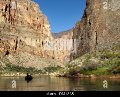 Un singolo stagliano zattera alla deriva nel Grand Canyon. Foto Stock