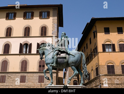 Statua equestre di Cosimo I de' Medici, fusa in bronzo del Giambologna 1594 sulla Piazza della Signoria, Firenze, Italia Foto Stock