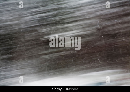 La caduta di neve invernale Cottage in Svezia il movimento Foto Stock