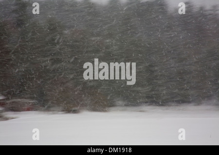 La caduta di neve invernale Cottage in Svezia il movimento Foto Stock