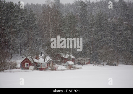 La caduta di neve invernale Cottage in Svezia Foto Stock