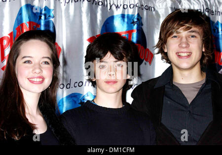 1 maggio 2002 - New York NEW YORK - K46226AR.Il cast di ''Le cronache di Narnia" Memorabila dona al Planet Hollywood a Times Square, New York New York 12-09-2005. ANDREA RENAULT- 2005.NARNIA CAST(Immagine di credito: © Globo foto/ZUMAPRESS.com) Foto Stock