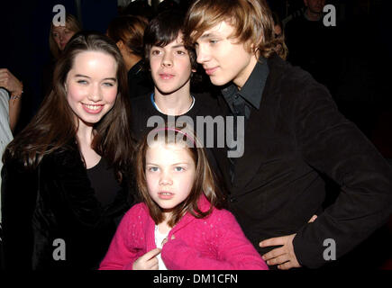 1 maggio 2002 - New York NEW YORK - K46226AR.Il cast di ''Le cronache di Narnia" Memorabila dona al Planet Hollywood a Times Square, New York New York 12-09-2005. ANDREA RENAULT- 2005.NARNIA CAST(Immagine di credito: © Globo foto/ZUMAPRESS.com) Foto Stock