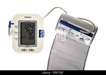 Close up digital monitor della pressione del sangue su sfondo bianco Foto Stock