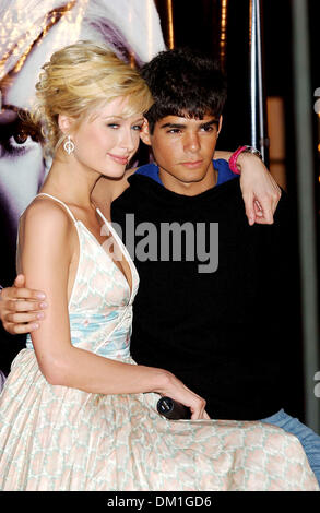 Apr. 22, 2002 - New York NEW YORK - K46102AR.TOURNEAU ACCOGLIE PARIS HILTON PER GLI STATI UNITI LA PREMIERE DEL SUO PARIS HILTON LIMITED EDITION COLLEZIONE DI OROLOGI TOURNEAU TIMEMACHINE NEW YORK New York 11-30-2005. ANDREA RENAULT- PARIS HILTON(Immagine di credito: © Globo foto/ZUMAPRESS.com) Foto Stock