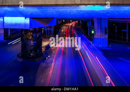 Autostrada illuminato, Xintiandi hotspot di notte, Puxi, Shanghai, Cina Foto Stock