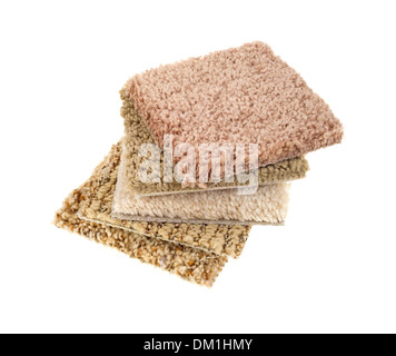 Una piccola pila di campioni di tappeti su uno sfondo bianco. Foto Stock