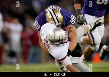 Nov. 28, 2009 - Seattle, Washington, Stati Uniti - 28 Novembre 2009: Washington affrontare difensivo Cameron Elisara (99) affronta il problema dello stato di Washington quarterback Kevin Lopina (9) durante il gioco tra il Washington State Cougars e il Washington Huskies essendo svolto presso Husky Stadium di Seattle, Washington. (Credito Immagine: © Andrew Fredrickson/Southcreek globale/ZUMApress.com) Foto Stock