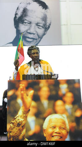 Khayelitsha, Sud Africa. Il 9 dicembre 2013. Città del Capo ha ospitato una serata di ricordo presso l'O Tambo hall, Khayelitsha. per il compianto ex Presidente del Sudafrica Nelson Mandela. Rastafarian CONGO ENOCH, risolve la folla. Foto di Roger Sedres/ImageSA/Alamy Live News Foto Stock