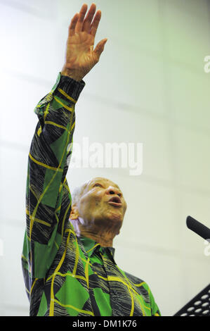 Khayelitsha, Sud Africa. Il 9 dicembre 2013. Città del Capo ha ospitato una serata di ricordo presso l'O Tambo hall, Khayelitsha. per il compianto ex Presidente del Sudafrica Nelson Mandela. Dr Don Mattera legge le sue poesie al pubblico. Foto di Roger Sedres/ImageSA/Alamy Live News Foto Stock