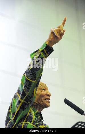 Khayelitsha, Sud Africa. Il 9 dicembre 2013. Città del Capo ha ospitato una serata di ricordo presso l'O Tambo hall, Khayelitsha. per il compianto ex Presidente del Sudafrica Nelson Mandela. Dr Don Mattera legge le sue poesie al pubblico. Foto di Roger Sedres/ImageSA/Alamy Live News Foto Stock