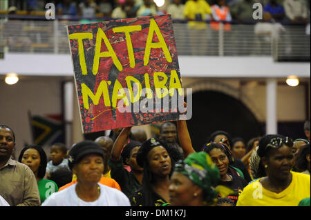 Khayelitsha, Sud Africa. Il 9 dicembre 2013. Città del Capo ha ospitato una serata di ricordo presso l'O Tambo hall, Khayelitsha. per il compianto ex Presidente del Sudafrica Nelson Mandela. I membri del pubblico a tenere una targhetta aloft. Foto di Roger Sedres/ImageSA/Alamy Live News Foto Stock