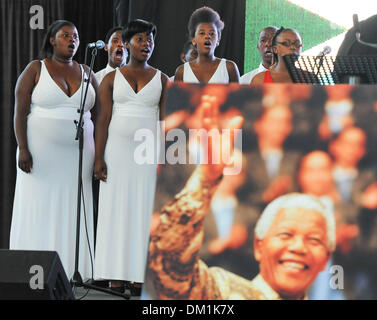 Khayelitsha, Sud Africa. Il 9 dicembre 2013. Città del Capo ha ospitato una serata di ricordo presso l'O Tambo hall, Khayelitsha. per il compianto ex Presidente del Sudafrica Nelson Mandela. Il coro di Masi esegue. Foto di Roger Sedres/ImageSA/Alamy Live News Foto Stock