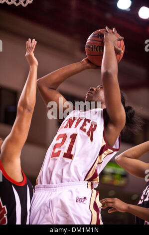 Dic. 30, 2009 - Denver, Colorado, Stati Uniti d'America - 30 dicembre 2009: pionieri in avanti Ashly Robinson tenta un colpo al di sotto del cestello. Pionieri di Denver portano l'Arkansas State Red lupi, 34-24, a metà in corrispondenza Magness Arena a Denver in Colorado..Mandatory Credit: Andrew Fielding / Southcreek globale di credito (Immagine: © Andrew Fielding/Southcreek globale/ZUMApress.com) Foto Stock