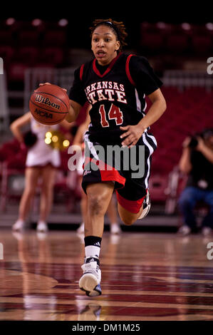 Dic. 30, 2009 - Denver, Colorado, Stati Uniti d'America - 30 dicembre 2009: il rosso della Wolve Quinishia McDowell porta la sfera verso il basso corte durante un gioco tra i pionieri di Denver e l'Arkansas State Red Lupi a Magness Arena a Denver in Colorado..Mandatory Credit: Andrew Fielding / Southcreek globale di credito (Immagine: © Andrew Fielding/Southcreek globale/ZUMApress.com) Foto Stock