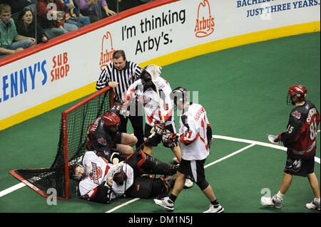 Gen 30, 2010 - Denver, Colorado, Stati Uniti - 30 Gennaio 2010: Colorado di Cliff Smith (27) pile in Stealth goalie Tyler Richards (00) durante una National Lacrosse League tra il Washington Stealth e Colorado Mammoth ha suonato presso il Pepsi Center di Denver, Colorado. Il mammoth perso la Stealth 12-11 e Smith ha ricevuto un cinque minuti di penalità sul gioco..Mandatory Credit: un Foto Stock