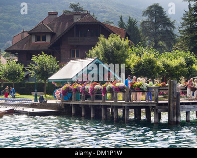 La barca di atterraggio in Talloires sul lago di Annecy in Francia, ha visitato su visite guidate da Annecy, fiore decorate pier Foto Stock