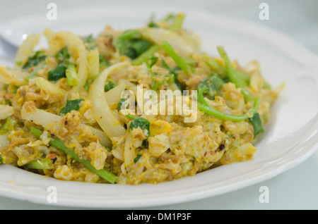 Agitata granchi fritti con aglio e pepe, il curry in polvere e di verdure sul piatto Foto Stock