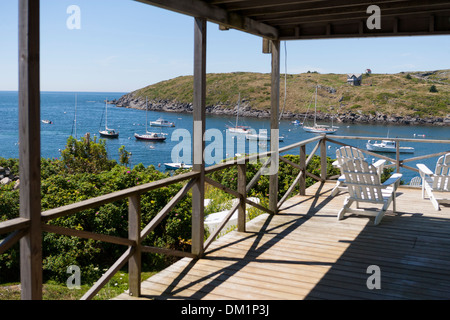 Una vista di Monhegan Island è il porto dal portico di un hotel di piccole dimensioni vi. Monhegan è un isola offshore appartenenti a Maine, Stati Uniti d'America Foto Stock