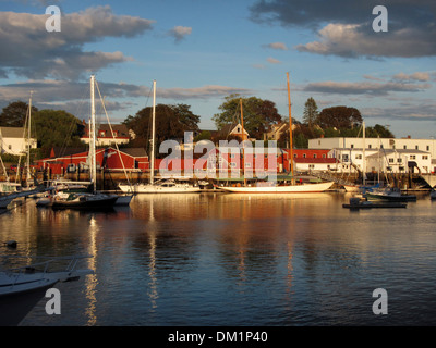 Una marina, viandante Marine, con costose yachts legata al fianco di Camden, Maine, Stati Uniti d'America Foto Stock