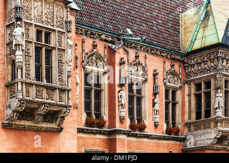 Parte del fronte sud del municipio neogotico o Ratusz a Wroclaw la piazza del mercato. Foto Stock