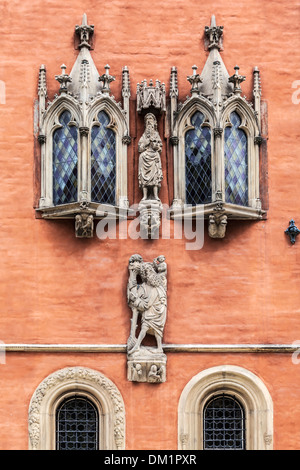 Dettaglio di oriel windows e statue in stile neo-gotico del Municipio o Ratusz a Wroclaw la piazza del mercato. Foto Stock