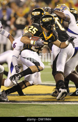 Southern Miss running back Damion Fletcher (25) taglia fuori dopo l'esecuzione in una parete di Tulsa difensori durante il gioco tra la Conferenza usa i nemici di Tulsa e Miss meridionale, giocato al ''La Roccia" in Hattiesburg Mississippi. Southern Miss ha vinto il gioco 44-34. (Credito Immagine: © Collin Hays Southcreek/Global/ZUMApress.com) Foto Stock