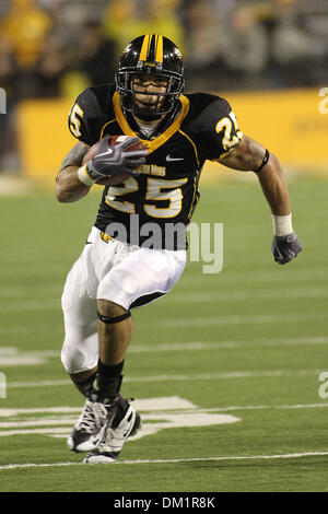 Southern Miss running back Damion Fletcher (25) cerca di raggiungere un angolo e battere il Tulsa difesa durante il gioco tra la Conferenza usa i nemici di Tulsa e Miss meridionale, giocato al ''La Roccia" in Hattiesburg Mississippi. Southern Miss ha vinto il gioco 44-34. (Credito Immagine: © Collin Hays Southcreek/Global/ZUMApress.com) Foto Stock