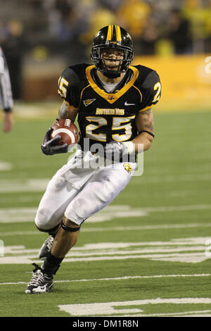 Southern Miss running back Damion Fletcher (25) cerca di raggiungere un angolo e battere il Tulsa difesa durante il gioco tra la Conferenza usa i nemici di Tulsa e Miss meridionale, giocato al ''La Roccia" in Hattiesburg Mississippi. Southern Miss ha vinto il gioco 44-34. (Credito Immagine: © Collin Hays Southcreek/Global/ZUMApress.com) Foto Stock