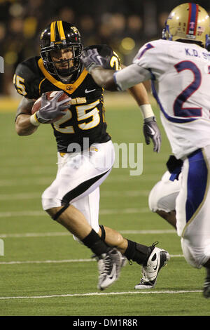 Southern Miss running back Damion Fletcher (25) cerca di raggiungere un angolo e battere il Tulsa difesa durante il gioco tra la Conferenza usa i nemici di Tulsa e Miss meridionale, giocato al ''La Roccia" in Hattiesburg Mississippi. Southern Miss ha vinto il gioco 44-34. (Credito Immagine: © Collin Hays Southcreek/Global/ZUMApress.com) Foto Stock