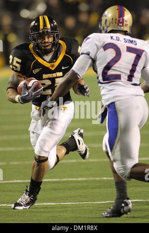 Southern Miss running back Damion Fletcher (25) cerca di raggiungere un angolo e battere il Tulsa difesa durante il gioco tra la Conferenza usa i nemici di Tulsa e Miss meridionale, giocato al ''La Roccia" in Hattiesburg Mississippi. Southern Miss ha vinto il gioco 44-34. (Credito Immagine: © Collin Hays Southcreek/Global/ZUMApress.com) Foto Stock