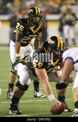 Southern Miss running back Damion Fletcher (25) legge la difesa prima che lo snap durante il gioco tra la Conferenza usa i nemici di Tulsa e Miss meridionale, giocato al ''La Roccia" in Hattiesburg Mississippi. Southern Miss ha vinto il gioco 44-34. (Credito Immagine: © Collin Hays Southcreek/Global/ZUMApress.com) Foto Stock