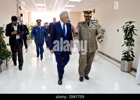 Il Segretario alla difesa degli Stati Uniti Chuck Hagel passeggiate con il Ministro di Stato per gli affari della difesa Maggiore Generale Hamad bin Ali Al-Attiyah dopo la firma di un rinnovo di un accordo di cooperazione della difesa Dicembre 10, 2013 a Doha, in Qatar. Foto Stock