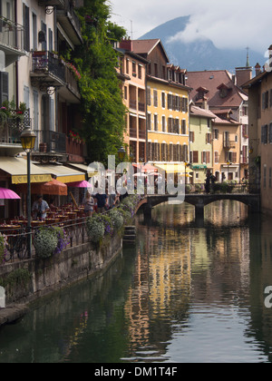 La città vecchia di Annecy Francia, una miscela di vecchie case pittoresche, canali, ponti e fiori in estate Foto Stock