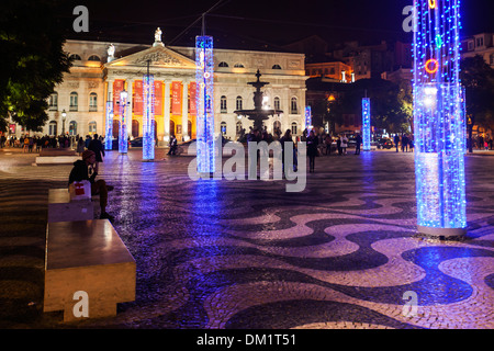 Le luci di Natale in Praça Dom Pedro IV, Lisbona, Portogallo, Europa Foto Stock