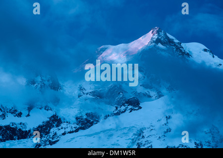 Mont Blanc che appare attraverso le nuvole, les Alpi, Alta Savoia, Francia Foto Stock