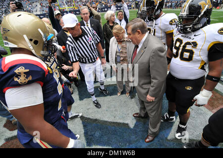 Jack Lengyel, annuncio per il Missouri e la marina militare, ribalta la moneta prima della NCAA Football gioco tra l'Accademia Navale aspiranti guardiamarina e la University of Missouri Tigers al Reliant Stadium di Houston, TX. Navy beat Missouri da parte di un cliente di 35-13. (Credito Immagine: © Patrick Green/Southcreek globale/ZUMApress.com) Foto Stock