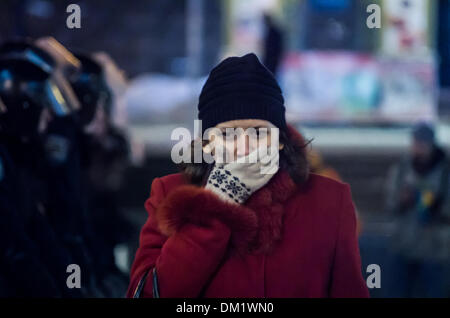 Kiev, Ucraina. Il 10 dicembre 2013. donna abbraccio milizia come un segno di pace in Kreshatyk street su dicembre 10, 2013 a Kiev in Ucraina. Credito: jonatha borzicchi editoriale/Alamy Live News Foto Stock